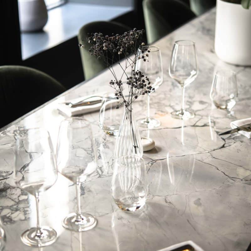 Le chic parisien dans un restaurant haut de gamme