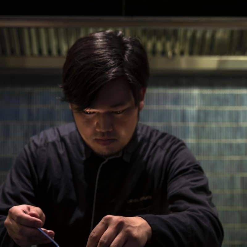 Un chef au travail acharné, peut-être une étoile Michelin ?