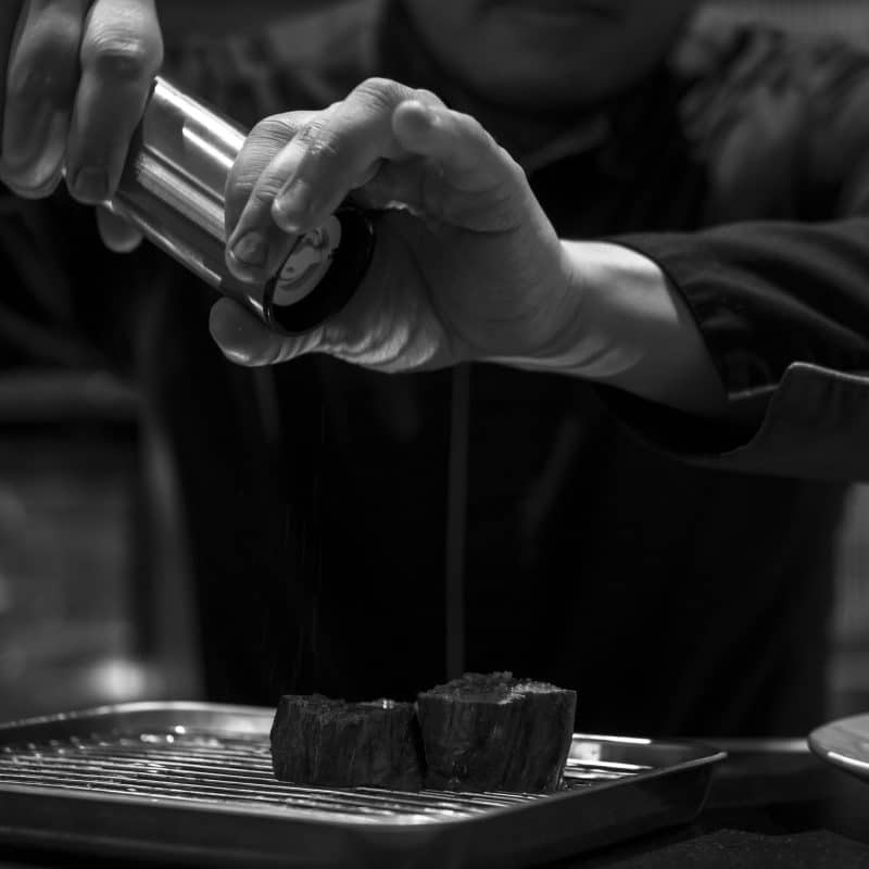 Le travail d'un chef et d'une équipe pour le meilleur de la gastronomie à Paris